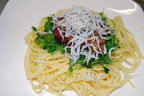 なめ茸と梅くらげとしらすと豆苗のパスタ