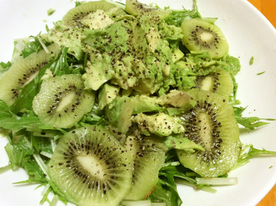 キウイ水菜アボカドのヨーグルトサラダの写真