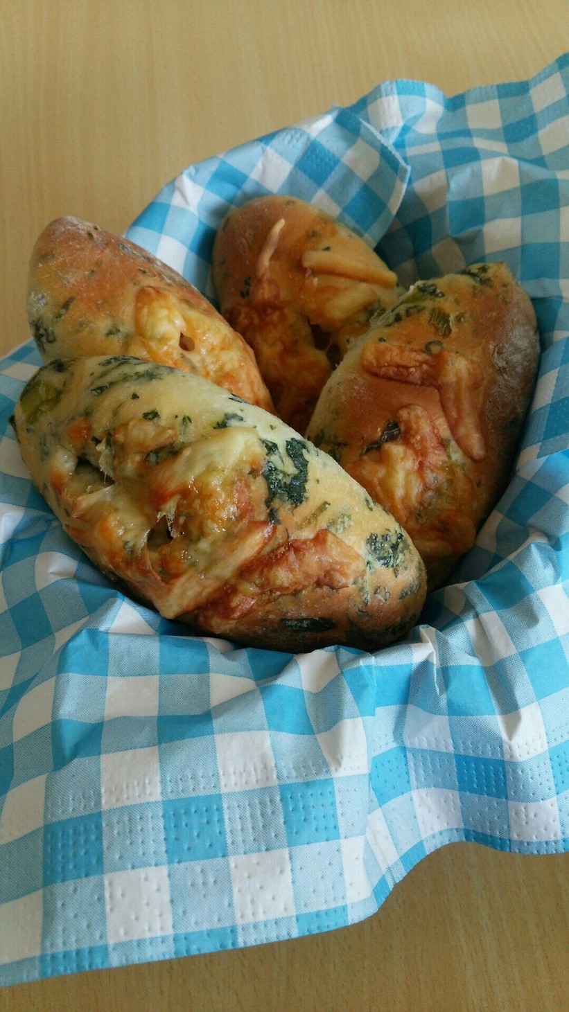 ホウレン草のベーコンチーズパン♡の画像