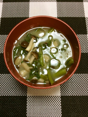 春菊とぶなしめじのお味噌汁