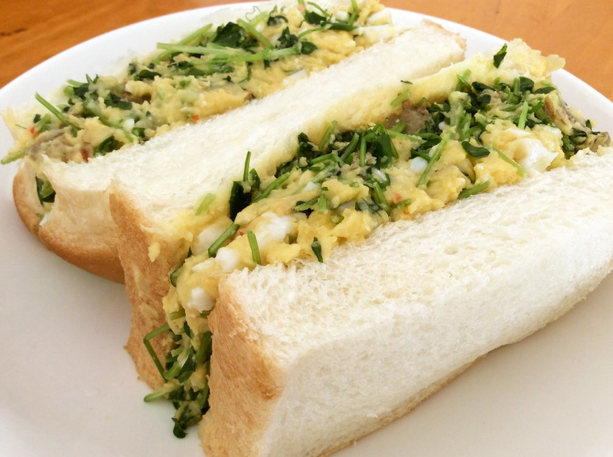 ピリ辛ポテトサラダのサンドイッチの画像