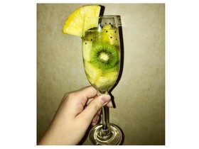 インスタ映え♥キウイとパインのサングリア