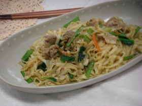 インスタント艶うどんで焼きうどん♪