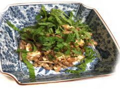 鶏ササミとそばの実の梅肉和え