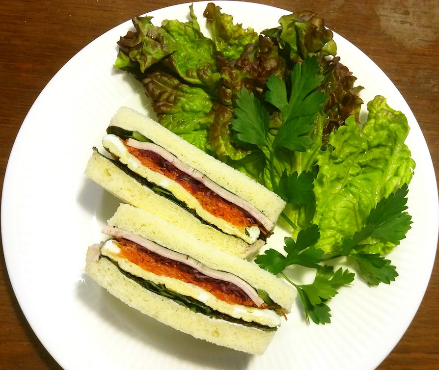 ハム、卵、赤からし菜のサンドイッチの画像