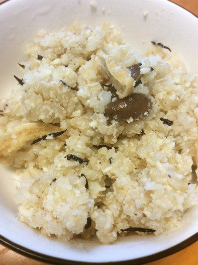 おから油揚げヒジキ椎茸の炊込み味噌ご飯の写真