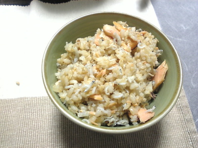 簡単！鮭と蜆汁の玄米炊き込みご飯の写真