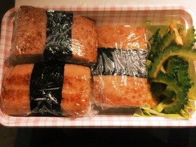 スパムおにぎり、チャンプルーの沖縄弁当♡
