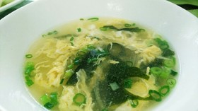 鳥胸肉茹でた残りの汁で簡単わかめ卵スープ