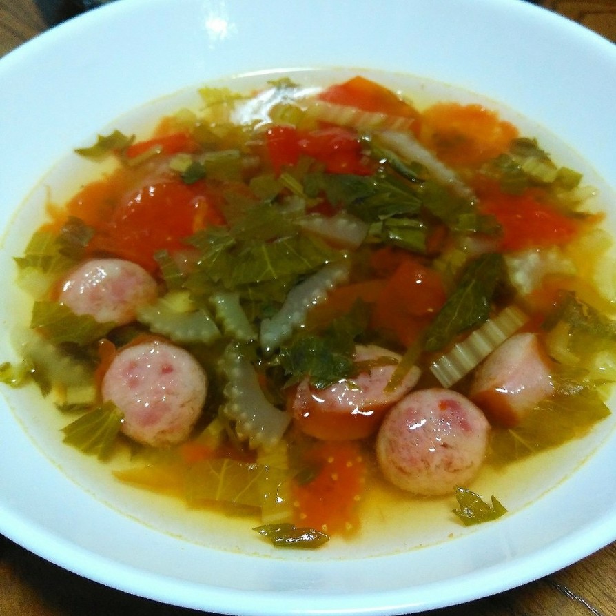 野菜を食べるスープの画像