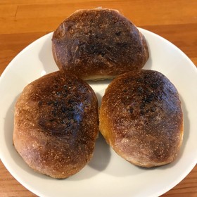 天然酵母の丸パン。全粒粉とライ麦使用。