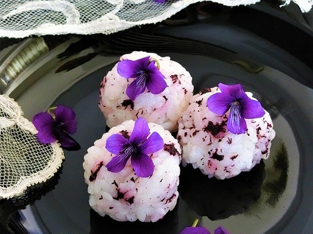 すみれの花とゆかりの豆おにぎり レシピ 作り方 By ｂiｂiすみれ クックパッド 簡単おいしいみんなのレシピが349万品