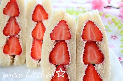 苺とクリームチーズのサンドイッチの写真