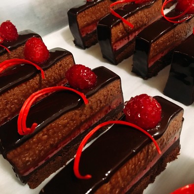 漆黒と真紅のケーキ パンキッシュゴシックの写真
