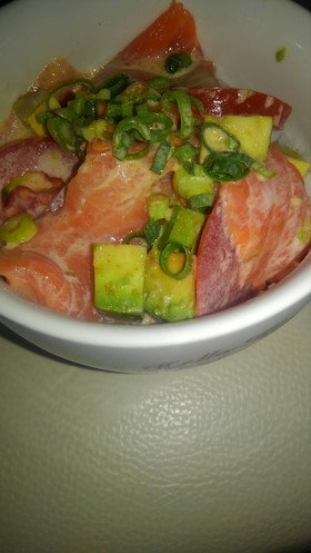 刺身サーモンマヨアボカドの丼ぶり!