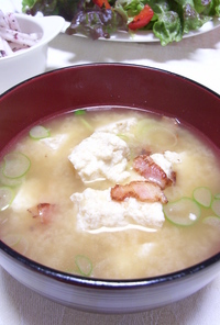 炙りベーコンとくずし豆腐のお味噌汁。