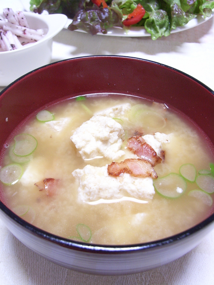 炙りベーコンとくずし豆腐のお味噌汁。の画像