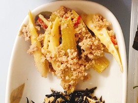 ふきと細竹の水煮でひき肉と煮物に