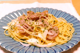 新玉ねぎとソーセージのレモンオイルパスタ