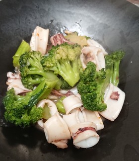 ヤリイカとブロッコリーのバター醤油炒め