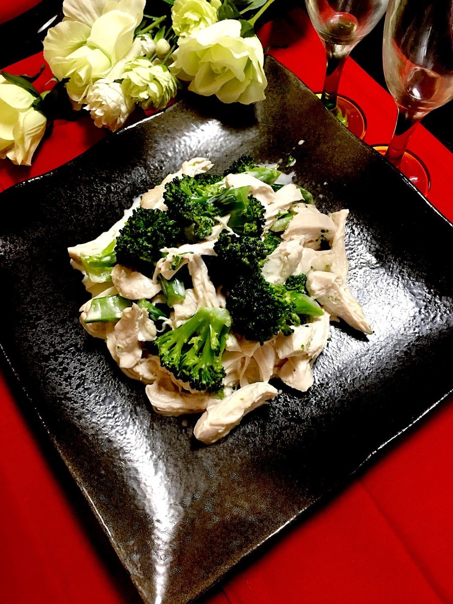 簡単ブロッコリーと鶏胸肉サラダの画像