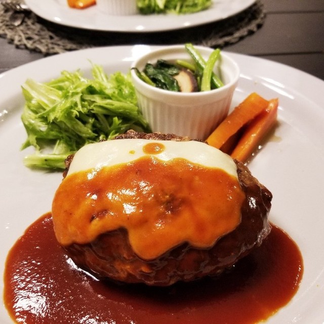 チーズハンバーグ デミソースをのせて レシピ 作り方 By クックrvbjsu クックパッド 簡単おいしいみんなのレシピが353万品