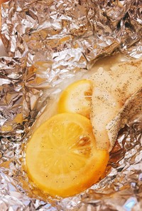 白身魚のレモン風味ホイル焼き