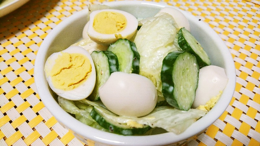レタスとうずらの卵のサラダの画像