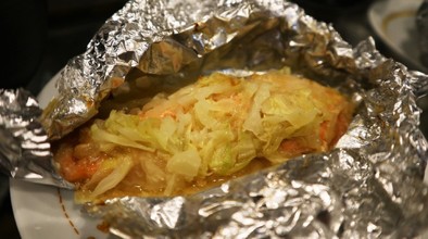 鮭とキャベツの味噌バターホイル蒸しの写真
