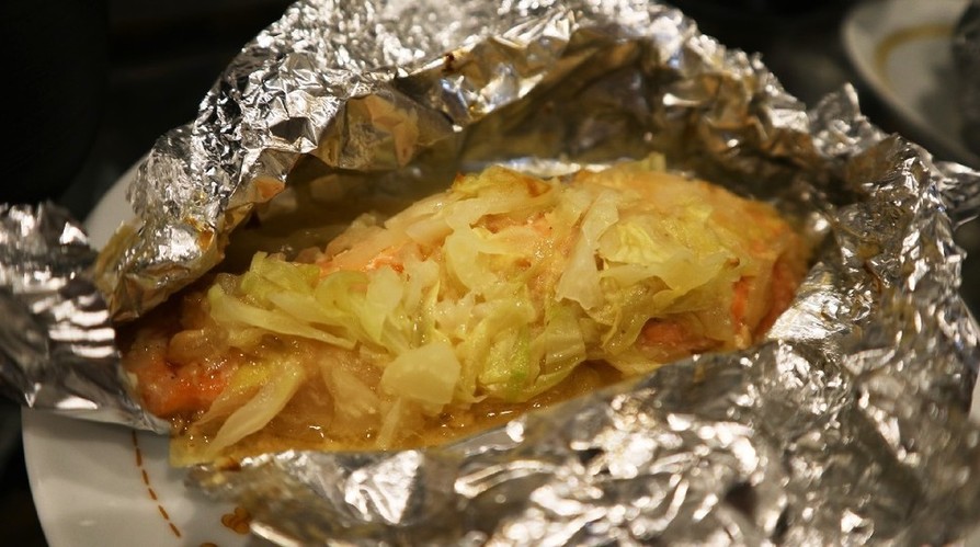 鮭とキャベツの味噌バターホイル蒸しの画像