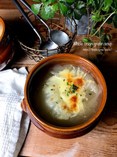 丸ごと新玉ねぎのオニオングラタンスープの写真