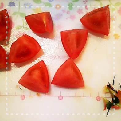 切る位置で簡単！崩れにくいトマトの乱切りの写真