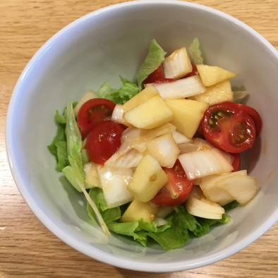 新玉ねぎとリンゴのサラダの写真
