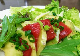 自家製醤油アボカドと漬け鮪のカルパッチョ