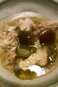 骨付き鶏肉白滝椎茸青梗菜の生姜岩塩スープ