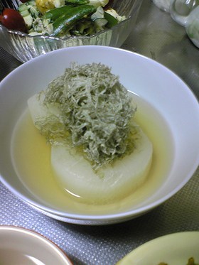 たまには丁寧にふろふき大根とろろこぶ乗せ