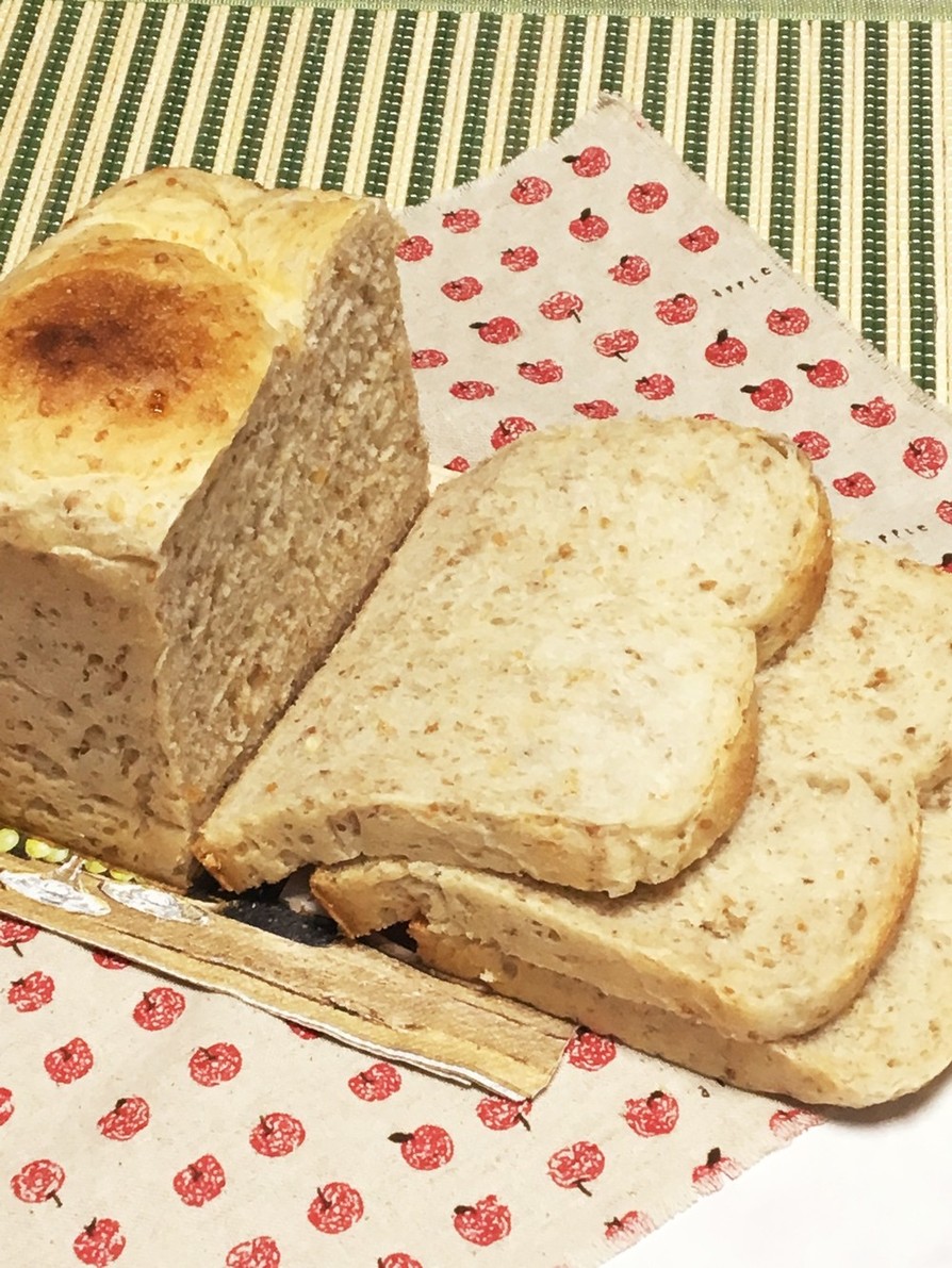 自家製天然酵母のライ麦オーツ入り食パンの画像