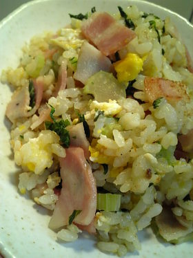 セロリの葉っぱとベーコンの簡単チャーハン