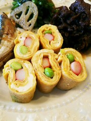 カニかまと枝豆の玉子焼きの写真