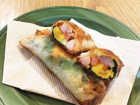 子供が大好き☆茹で卵とエビの春巻き
