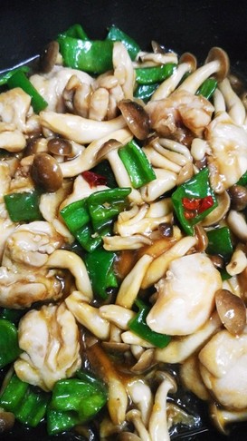 鶏肉としめじとピーマンの炒め物