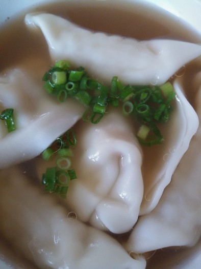 スープ餃子冷麺の写真