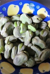 レンジ蒸しそら豆の、塩糀漬け