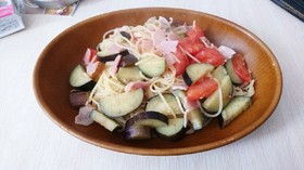 なすとベーコントマトの塩味パスタ