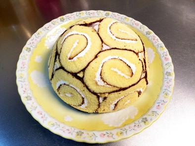 スイスロールで簡単ドームケーキの写真