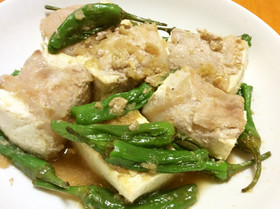 生姜の効いた肉巻き豆腐とシシトウ