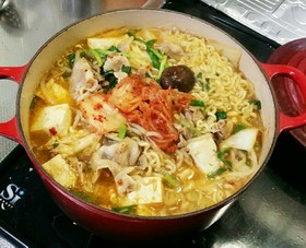 夏にピッタリ☆辛ラーメン鍋