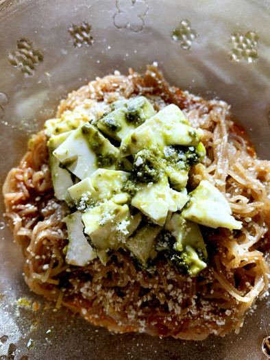 バジルの風味で食べやすいピビン麺の写真