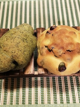自家製天然酵母の甘納豆入りヨモギパン