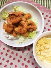 酢キャベツタルタルソースの海老フライの写真